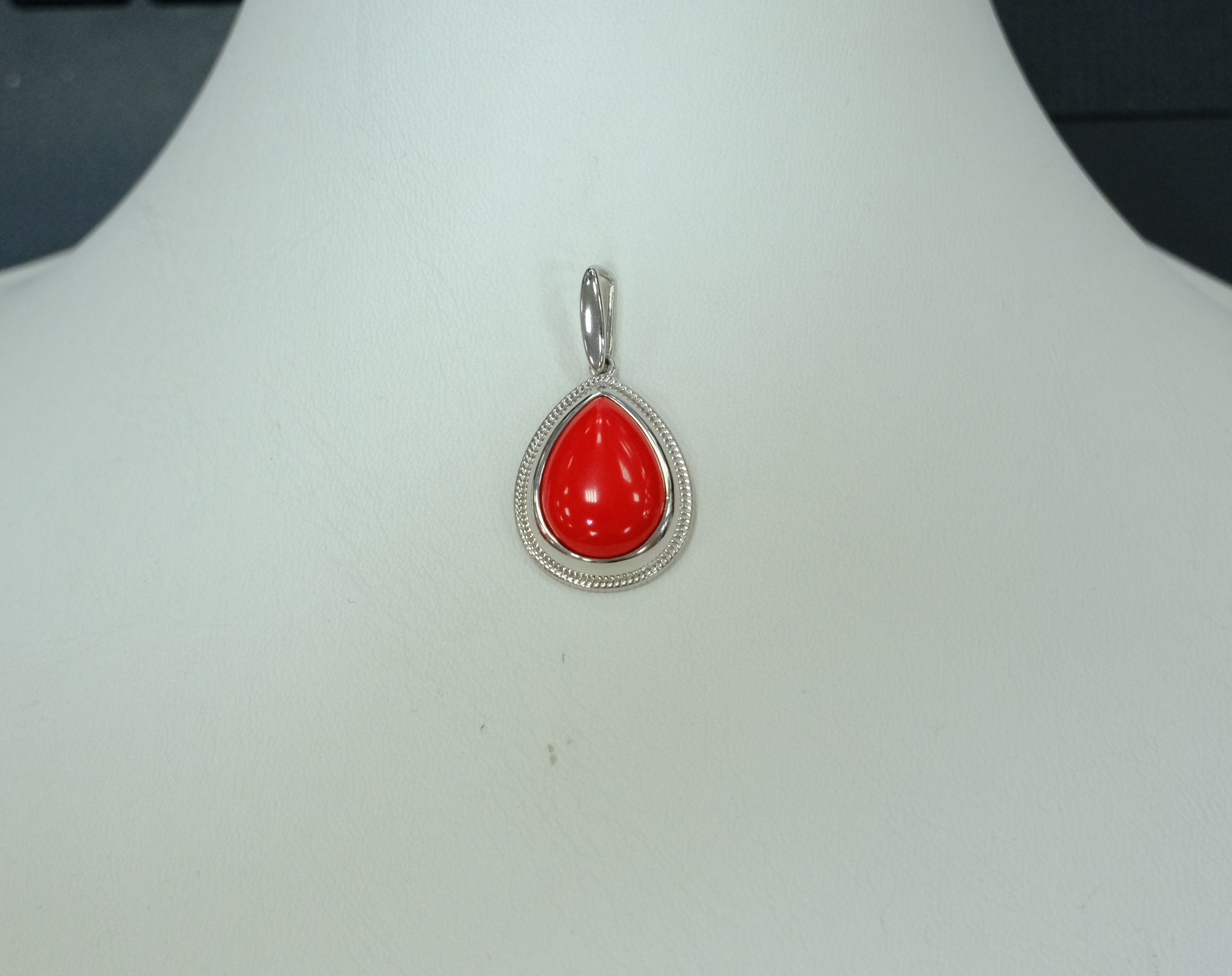 Серебряная подвеска с кораллом